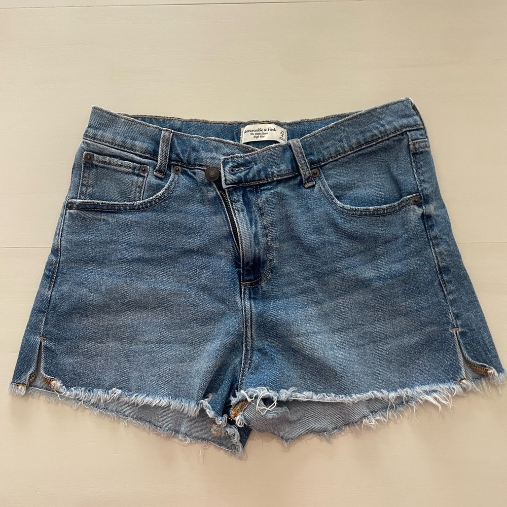 Abercrombie Mom High Rise Short, size 4 (w27)